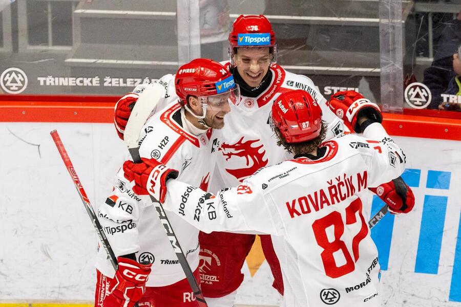 Hráči Třince oslavují branku, zleva Ondřej Kovařčík, Jakub Galvas a&nbsp;Michal Kovařčík