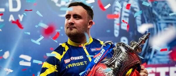 Anglický šipkař Luke Littler s trofejí pro vítěze turnaje World Matchplay organizace PDC