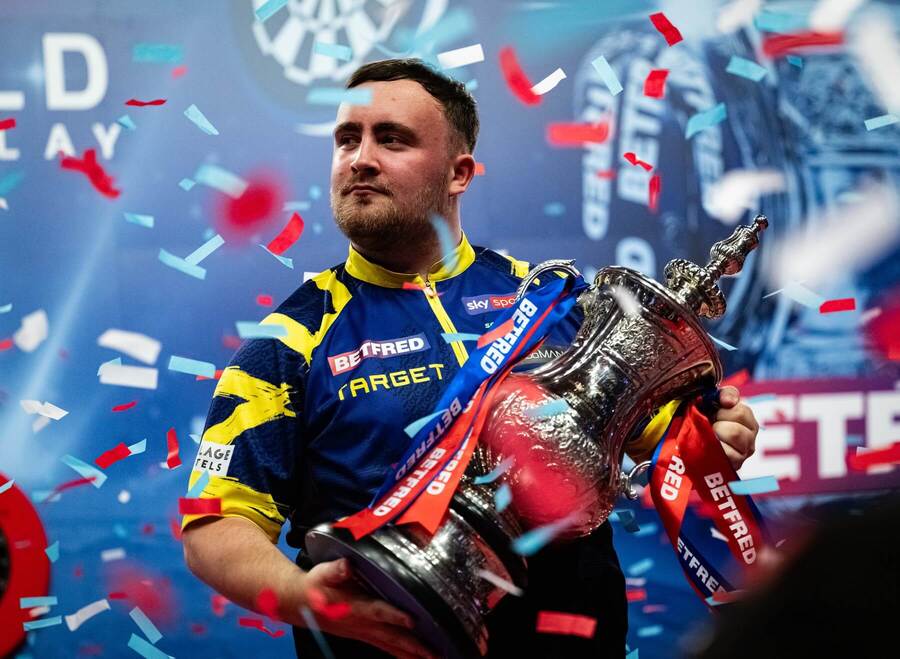 Anglický šipkař Luke Littler s&nbsp;trofejí pro vítěze turnaje World Matchplay organizace PDC