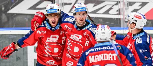 Kapitán Lukáš Sedlák a Roman Červenka oslavují gól HC Dynamo Pardubice v utkání Tipsport extraligy ledního hokeje
