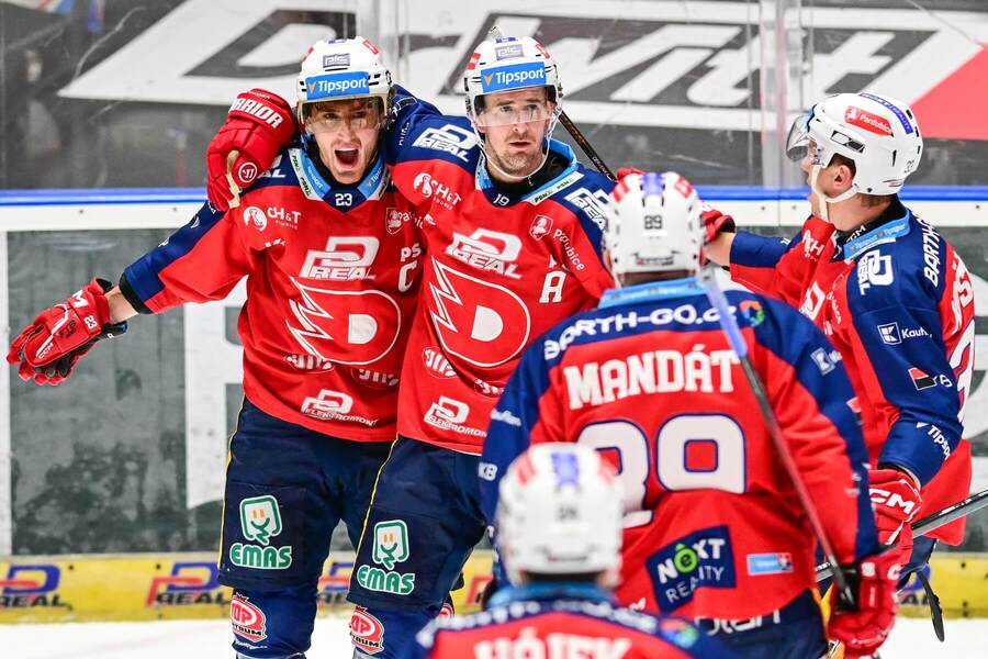Kapitán Lukáš Sedlák a&nbsp;Roman Červenka oslavují gól HC Dynamo Pardubice v&nbsp;utkání Tipsport extraligy ledního hokeje