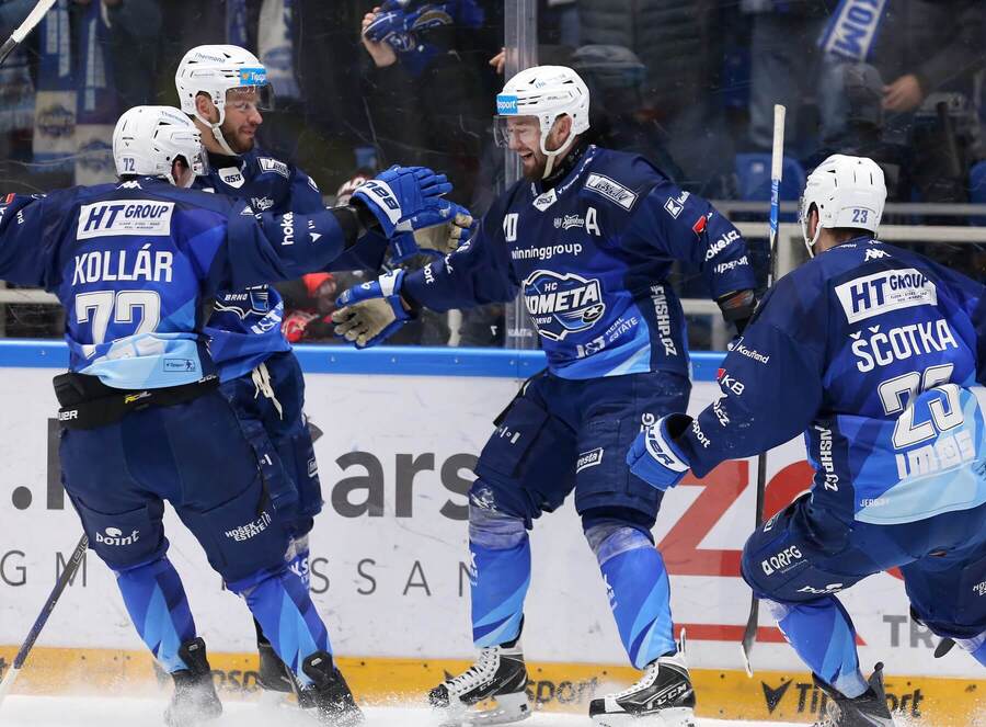Radost hokejistů Komety Brno po vstřeleném gólu během extraligového utkání
