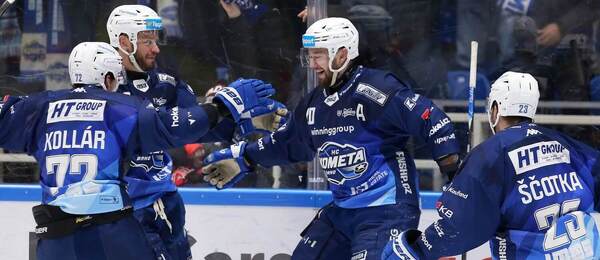 Radost hokejistů Komety Brno po vstřeleném gólu během extraligového utkání