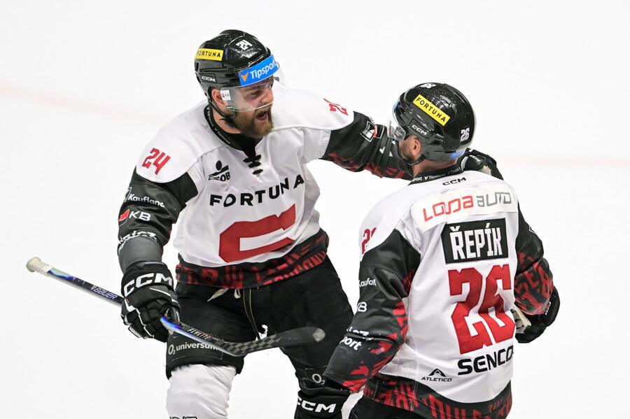Sparťané Aaron Irving a&nbsp;Michal Řepík slaví gól v&nbsp;rámci play-off TELH 2026