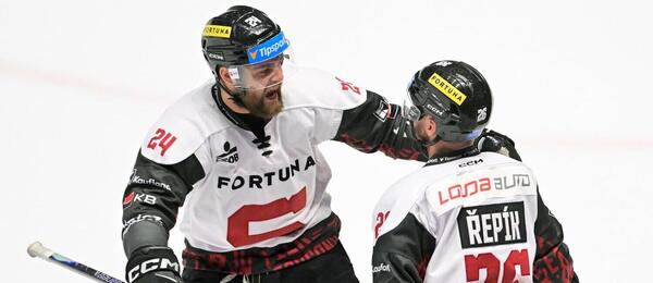 Sparťané Aaron Irving a Michal Řepík slaví gól v rámci play-off TELH 2026