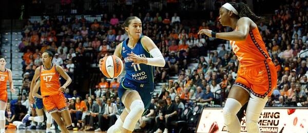 Česká basketbalistka Eliška Hamzová najíždí do koše