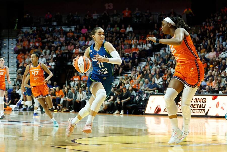 Česká basketbalistka Eliška Hamzová najíždí do koše
