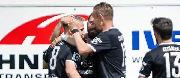 Jablonečtí fotbalisté se radují z gólu