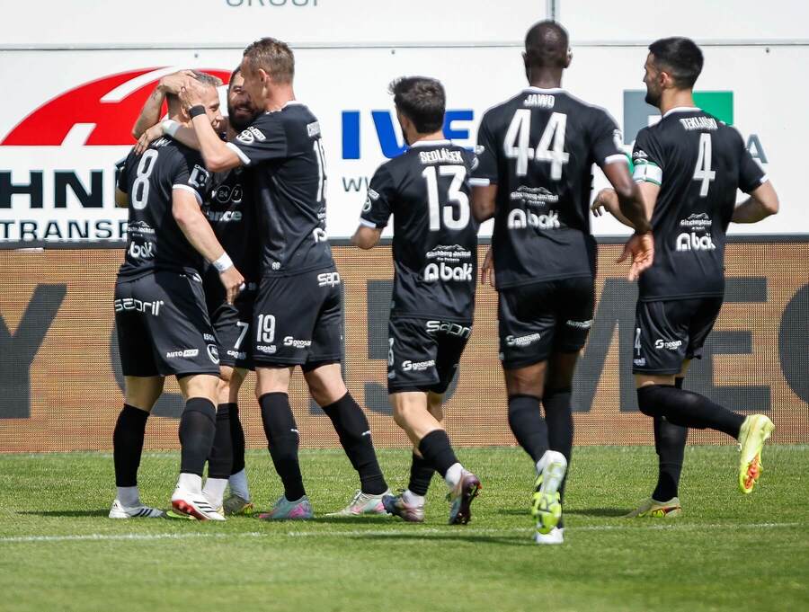 Jablonečtí fotbalisté se radují z&nbsp;gólu