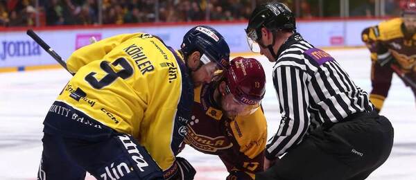 Hokejisté Bedřich Köhler (Berani Zlín) a Matouš Menšík (Dukla Jihlava) během buly v utkání 1. české hokejové ligy (Maxa ligy)