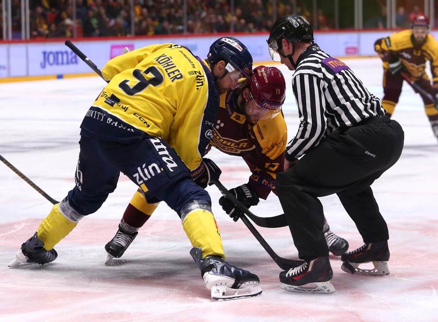 Hokejisté Bedřich Köhler (Berani Zlín) a&nbsp;Matouš Menšík (Dukla Jihlava) během buly v&nbsp;utkání 1.&nbsp;české hokejové ligy (Maxa ligy)