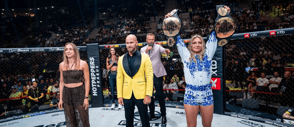 Lucie Pudilová a Lucia Szabová v kleci na turnaji Oktagon 89