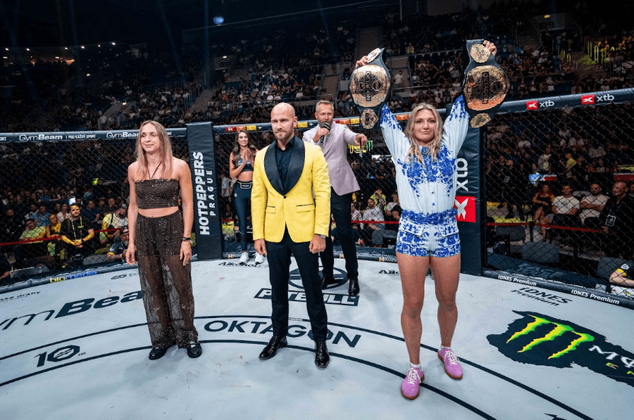 Lucie Pudilová a&nbsp;Lucia Szabová v&nbsp;kleci na turnaji Oktagon 89