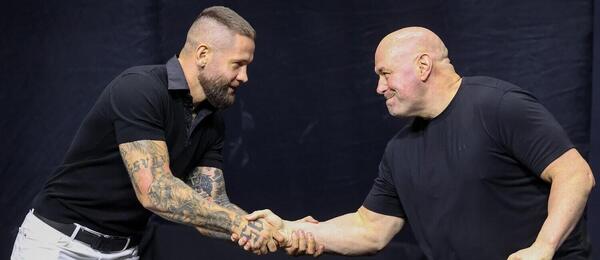 Vlasto Čepo a Dana White si podávají ruce na tiskové konferenci UFC