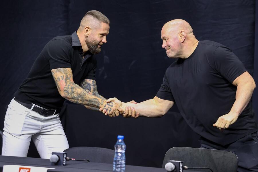 Vlasto Čepo a&nbsp;Dana White si podávají ruce na tiskové konferenci UFC