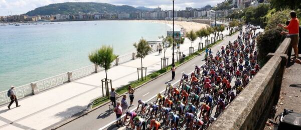 Cyklisté během závodu Clásica de San Sebastián ve Španělsku