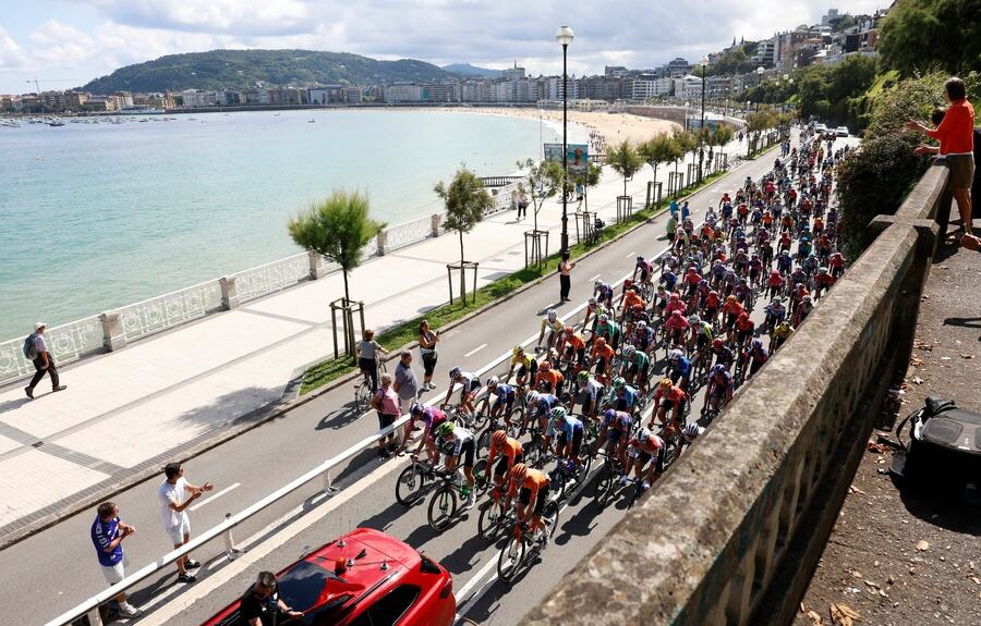 Cyklisté během závodu Clásica de San Sebastián ve Španělsku