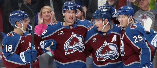 Hokejisté Colorado Avalanche (Martin Nečas druhý zleva) v sezoně 2025/2026 ovládli tabulku NHL.