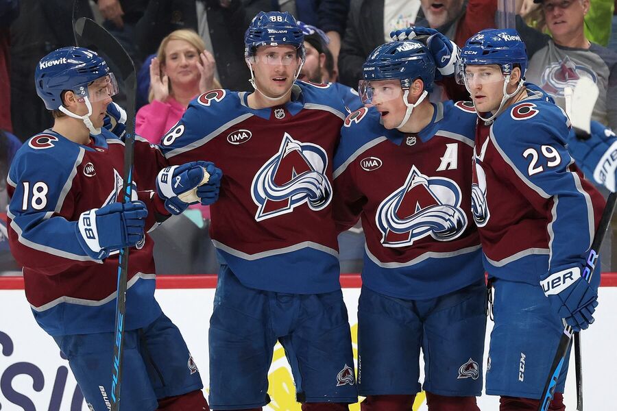 Hokejisté Colorado Avalanche (Martin Nečas druhý zleva) v&nbsp;sezoně 2025/2026 ovládli tabulku NHL.