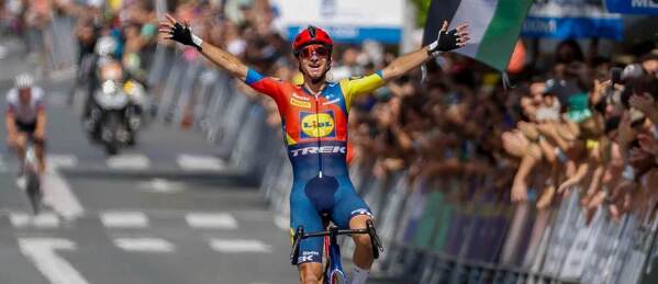 Italský cyklista Giulio Ciccone v cíli závodu Clásica de San Sebastián