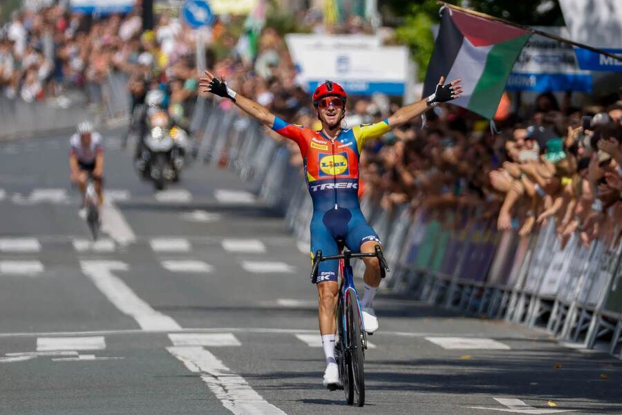 Italský cyklista Giulio Ciccone v&nbsp;cíli závodu Clásica de San Sebastián