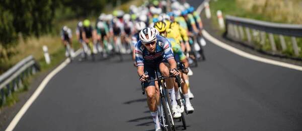 Český cyklista Josef Černý vede peloton silničního etapového závodu Czech Tour