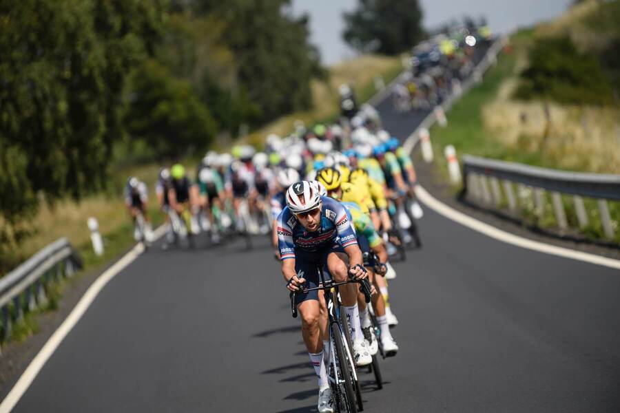 Český cyklista Josef Černý vede peloton silničního etapového závodu Czech Tour