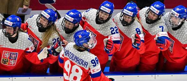 České hokejové reprezentantky oslavují gól Kristýna Kaltounkové na domácím MS v ledním hokeji žen 2025.