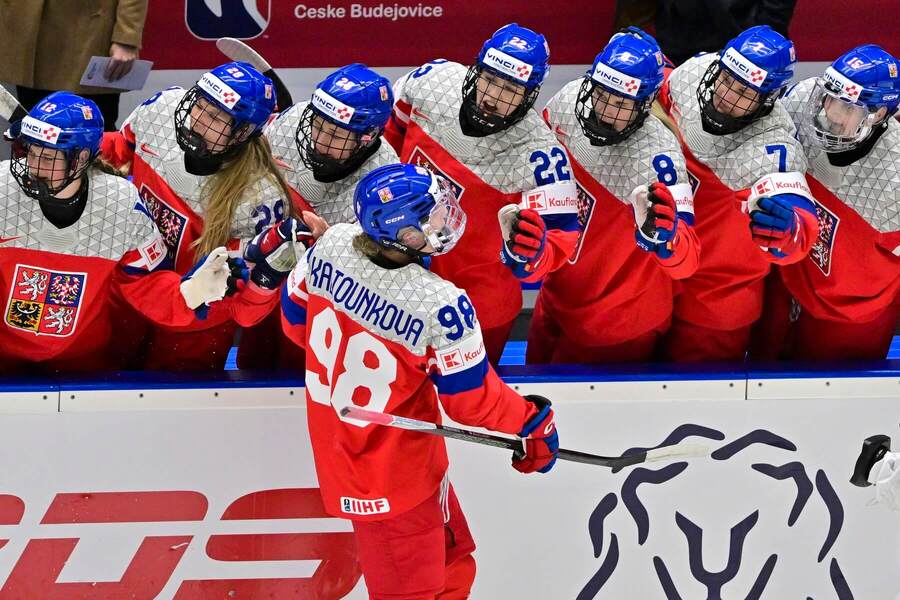 České hokejové reprezentantky oslavují gól Kristýna Kaltounkové na domácím MS v&nbsp;ledním hokeji žen 2025.