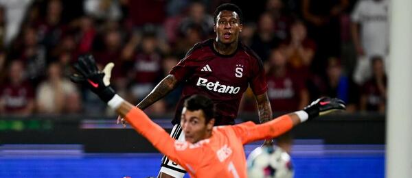 Josimar Alcócer ze Sparty (vpravo) střílí neuznaný gól