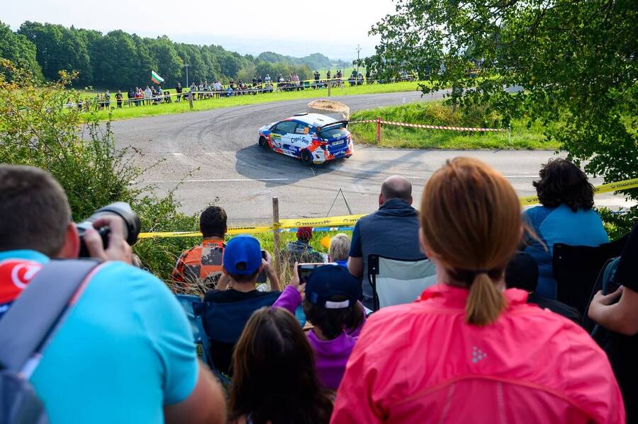 Atmosféra na loňské Barum Rally Zlín, fotka z&nbsp;diváckého místa na RZ Pindula