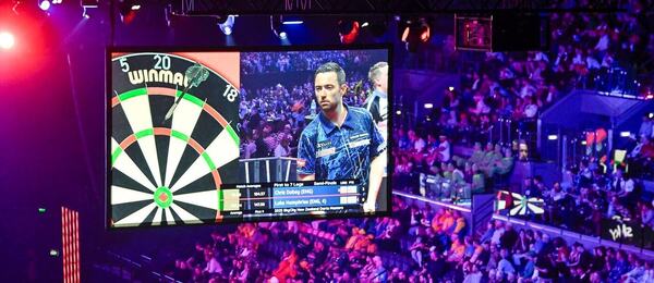 Diváci ve Spark Areně v Aucklandu sledují průběh šipkařského turnaje New Zealand Darts Masters