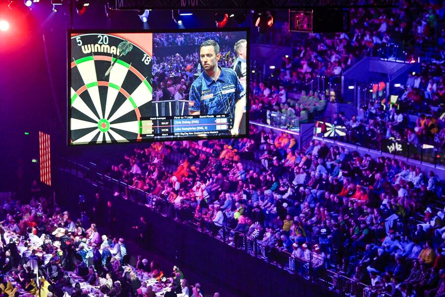 Diváci ve Spark Areně v&nbsp;Aucklandu sledují průběh šipkařského turnaje New Zealand Darts Masters
