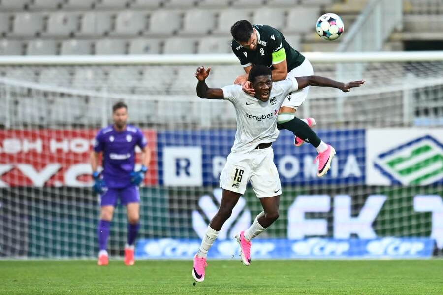 Rostand Ndjiki v&nbsp;souboji s&nbsp;Nemanjou Tekijaškim