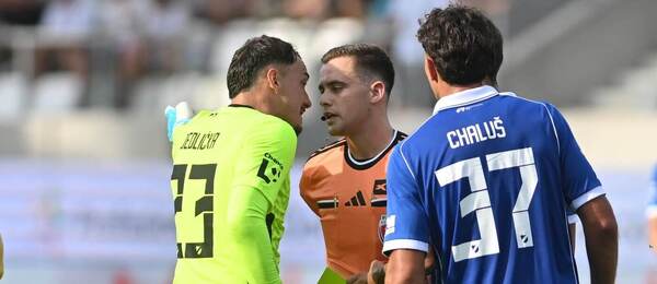 Martin Jedlička a Matěj Chaluš nebyli v Hradci spokojeni s výkonem rozhodčího