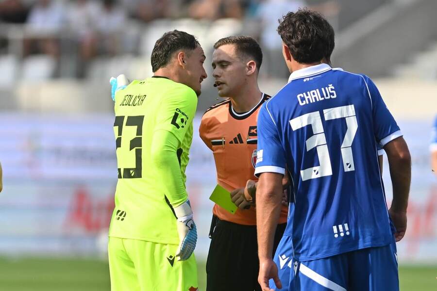 Martin Jedlička a&nbsp;Matěj Chaluš nebyli v&nbsp;Hradci spokojeni s&nbsp;výkonem rozhodčího