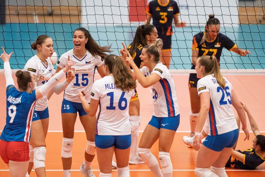 České volejbalistky se radují, fotka z&nbsp;příravného utkání před ME ve volejbale žen 2026 proti Rumunsku