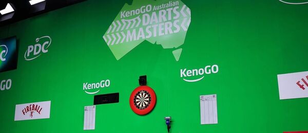 Pódium a terč během šipkařského turnaje Australian Darts Masters ve WIN Entertainment Centre ve Wollongongu