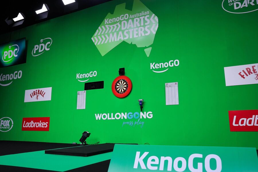 Pódium a&nbsp;terč během šipkařského turnaje Australian Darts Masters ve WIN Entertainment Centre ve Wollongongu