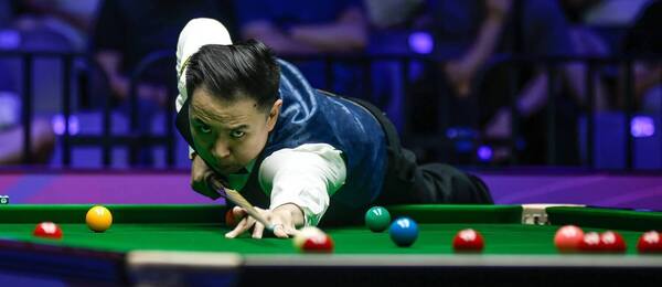 Xiao Guodong z Číny u snookerového stolu během turnaje Wuhan Open 2025