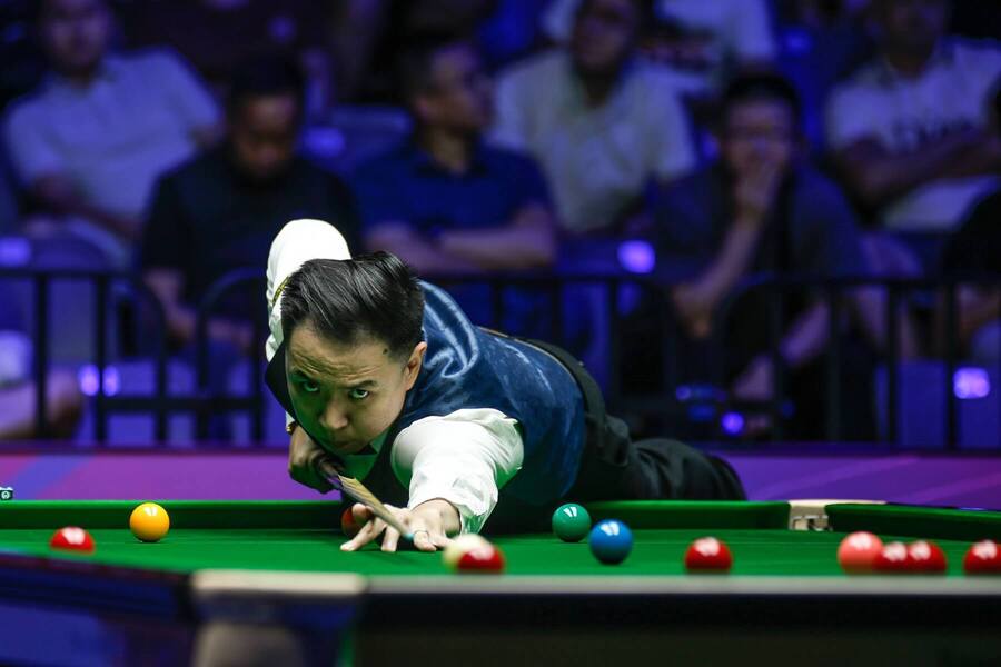 Xiao Guodong z&nbsp;Číny u&nbsp;snookerového stolu během turnaje Wuhan Open 2025