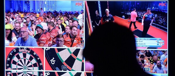 Televizní obrazovka s přenosem z šipkařského Czech Darts Open