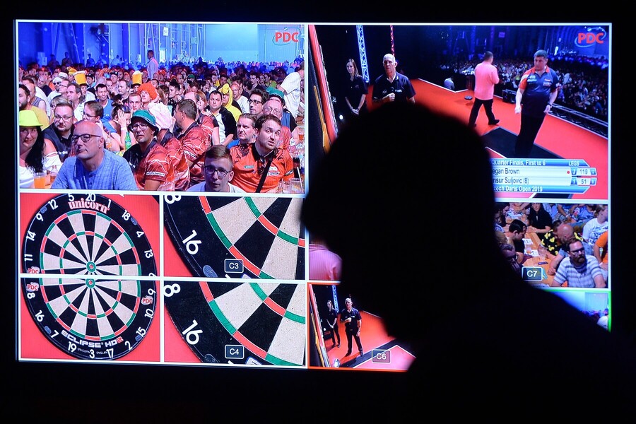 Televizní obrazovka s&nbsp;přenosem z&nbsp;šipkařského Czech Darts Open