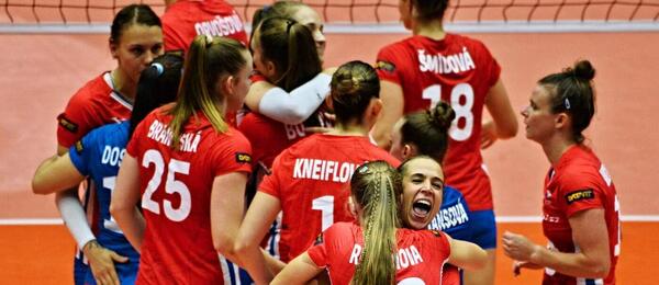 České volejbalistky oslavují výhru v zápase proti Řecku