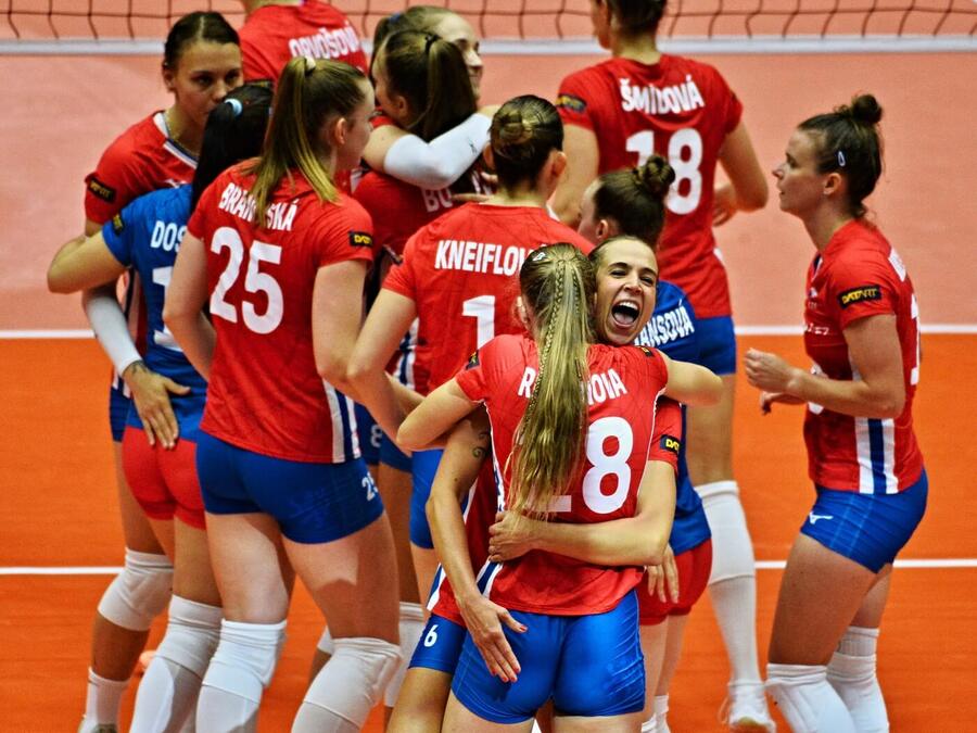 České volejbalistky oslavují výhru v&nbsp;zápase proti Řecku