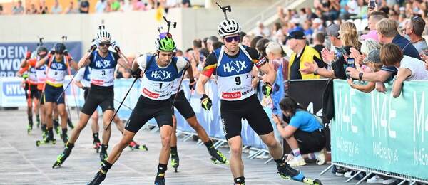 Závodníci během letní biatlonové exhibice City Biathlon Dresden v roce 2025