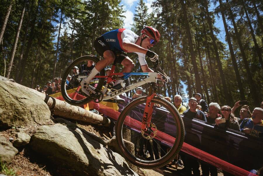Český cyklista Ondřej Cink v&nbsp;závodě XCO na zastávce SP horských kol v&nbsp;Novém Městě na Moravě