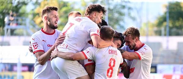 Hráči Zbrojovky Brno se radují z gólu v Teplicích