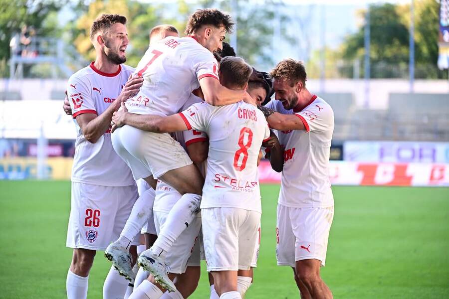 Hráči Zbrojovky Brno se radují z&nbsp;gólu v&nbsp;Teplicích