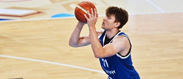 Český basketbalista Martin Svoboda střílí trestný hod